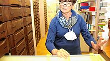 Leider ein allzu vertrauter Anblick. Apothekerin Beatrix Popp zeigt in der Klufterner Gangolf-Apotheke leere Schubladenfächer, die mit ...