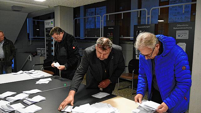 Die Wahlhelfer in Tengen werden auch im zweiten Wahlgang angesichts der Vielzahl an Kandidaten auf dem Stimmzettel alle Hände voll zu ...