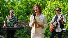 Rosa (Barbara Auer) singt auf der Feier ihres Hochzeitstags mit ihrer ehemaligen Band &bdquo;Rosas Kavaliere&ldquo;.