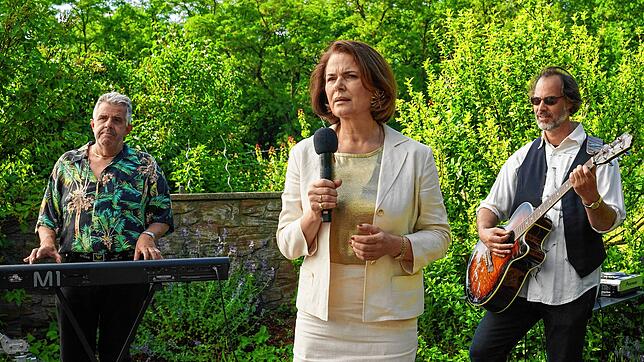 Rosa (Barbara Auer) singt auf der Feier ihres Hochzeitstags mit ihrer ehemaligen Band &bdquo;Rosas Kavaliere&ldquo;.
