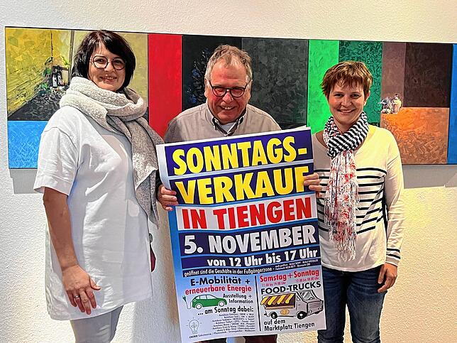 Nikola Kögel, Kurt Reckermann und Zara Tiefert-Reckermann von der Aktionsgemeinschaft Tiengen freuen sich auf den Sonntagsverkauf.