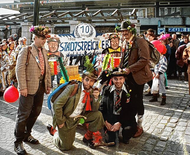 Hier feiern die Stadtstreich(l)er 1992 ihr Zehnjähriges. Auf dem Bild: Jochen Hauger (von links), Clemens Willmann, Max Hermann und Uli ...