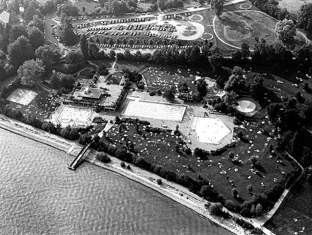 Vor 50 Jahren wurde das Freizeitbad Jakob (hier ein Bild aus dem Jahr 1983) eröffnet. Solch ein Angebot gab es zu jener Zeit weit und ...