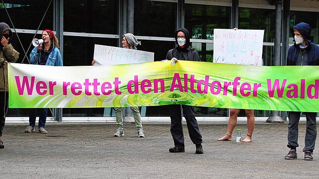 Es war eins der umstrittensten Themen in der Diskussion zum neuen Regionalplan. Im Altdorfer Wald soll ein Kiesabbaugebiet ausgewiesen ...