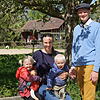 Auf dem Hofgut Wiggenweiler unterm Apfelbaum: Lena und Laurenz Schmidt mit Paula und Raphael in einer idyllischen Ecke, im Hintergrund ...