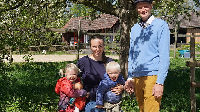 Auf dem Hofgut Wiggenweiler unterm Apfelbaum: Lena und Laurenz Schmidt mit Paula und Raphael in einer idyllischen Ecke, im Hintergrund ...