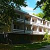 Das Atrium wird bis heute als Flüchtlingsunterkunft genutzt, obwohl das Gebäude in der Luisenstraße starlk sanierungsbedürftig ist.