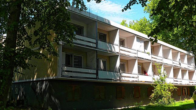 Das Atrium wird bis heute als Flüchtlingsunterkunft genutzt, obwohl das Gebäude in der Luisenstraße starlk sanierungsbedürftig ist.