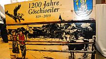 Das Geschenk der Stadt Löffingen an den Ortsteil Göschweiler: Eine Holztafel zum 1200-jährigen Bestehen. Bild: Silvia Bächle