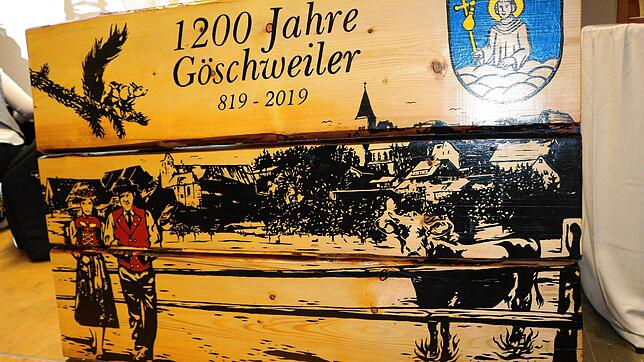 Das Geschenk der Stadt Löffingen an den Ortsteil Göschweiler: Eine Holztafel zum 1200-jährigen Bestehen. Bild: Silvia Bächle