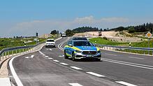 Die Polizei führt die ersten Fahrzeuge über die neue B33-Umleitungsstrecke von Allensbach in Richtung Konstanz. Ab sofort fließt hier ...