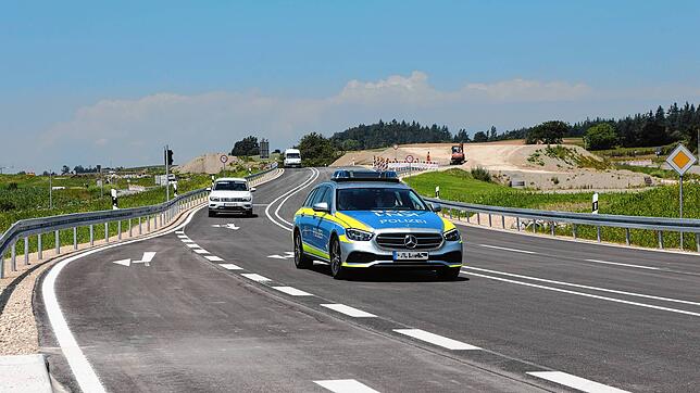Die Polizei führt die ersten Fahrzeuge über die neue B33-Umleitungsstrecke von Allensbach in Richtung Konstanz. Ab sofort fließt hier ...