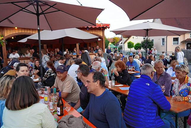 Bild 12: Hunderte Besucher genossen das 52. Bermatinger Weinfest