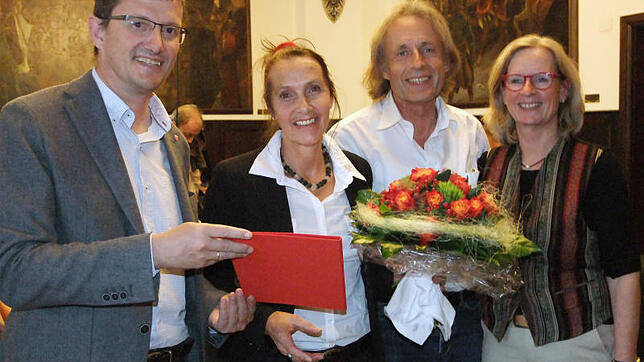 Ortsvereins-Vorsitzende Markus Zähringer (von links) überreicht Waltraud Rasch im Bürgersaal des Rathauses die Urkunde für den ...