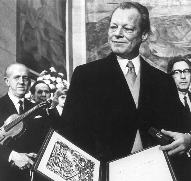 Bundeskanzler Willy Brandt mit der Urkunde nach der Verleihung des Friedensnobelpreises am 10. Dezember 1971 in der Aula der Universität ...