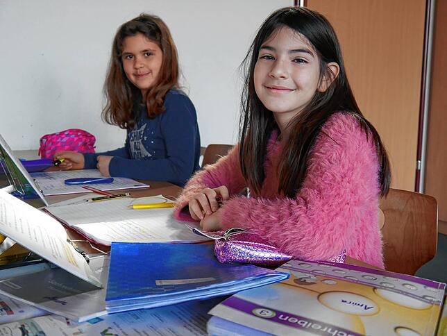 Im Wechselunterricht wird auch eine Notbetreuung angeboten: Sara (links) und Amira besuchen diese am Montag.