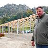 Schäfer Michael Thonet ist froh: Im Hintergrund wächst der neue Schafstall auf der Domäne in die Höhe. Das Vorgängergebäude wurde bei ...
