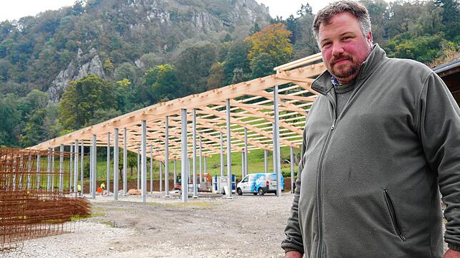 Schäfer Michael Thonet ist froh: Im Hintergrund wächst der neue Schafstall auf der Domäne in die Höhe. Das Vorgängergebäude wurde bei ...