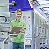 Marvin Hermel, Auszubildender bei Straub, prüft die Wellpappe auf Maßhaltigkeit und Druck. Die Branche, die mit der Zukunft Schritt ...