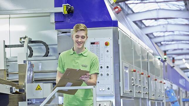 Marvin Hermel, Auszubildender bei Straub, prüft die Wellpappe auf Maßhaltigkeit und Druck. Die Branche, die mit der Zukunft Schritt ...