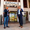 Bundestagsabgeordneter Thorsten Frei, CDU (links) und Bürgermeister Michael Schmitt vor dem Brigachtaler Rathaus.