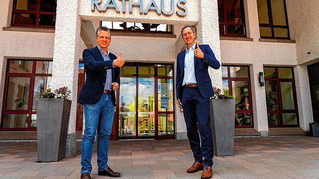 Bundestagsabgeordneter Thorsten Frei, CDU (links) und Bürgermeister Michael Schmitt vor dem Brigachtaler Rathaus.