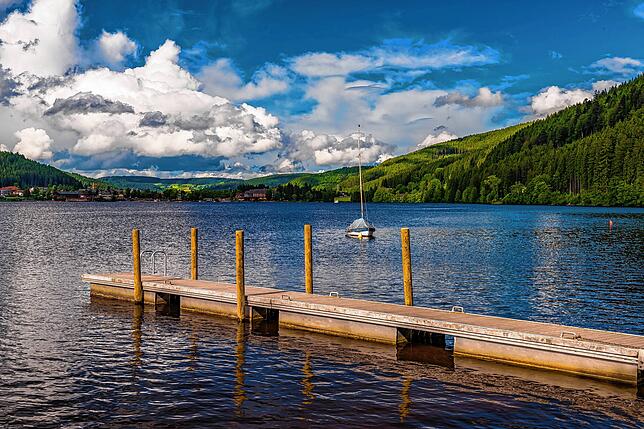 Titisee mit Blick zum Ort.