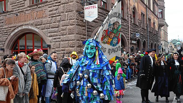Bild 25: Großer Umzug 2023: Die Zuschauer bestaunen das bunte Treiben in Konstanz
