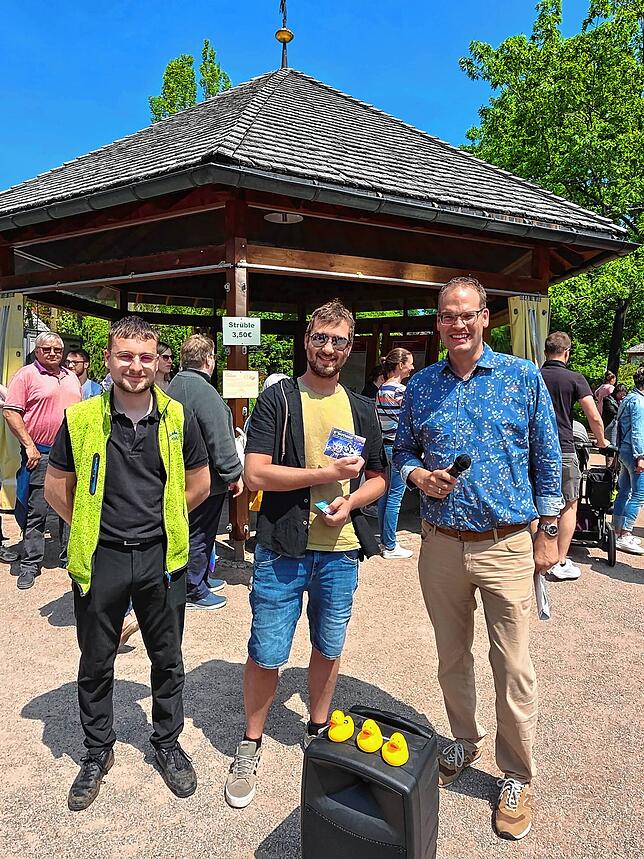 John Mohr, Leiter Marketing und Tourismus der Gemeinde Unterkirnach (links) und Bürgermeister Andreas Braun (rechts) mit dem Gewinner ...