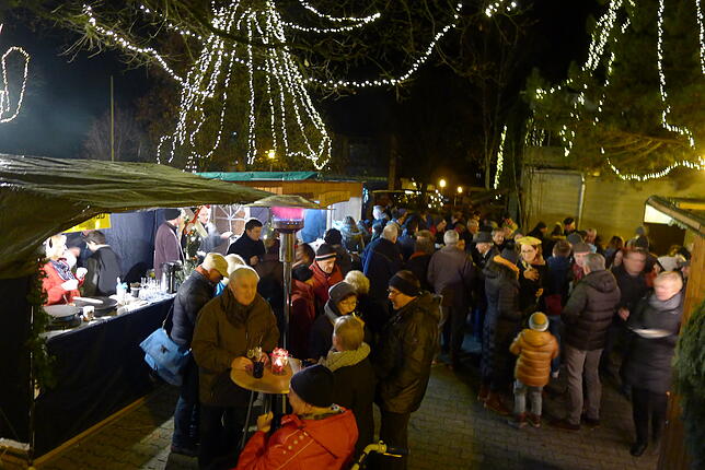 Bild 2: Bilderstory: Kulinarische Genüsse und eine besinnliche Atmosphäre locken viele Besucher auf den Nikolausmarkt in Wittenhofen