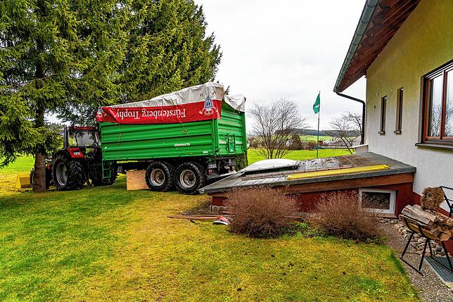 Raimund Neininger hat bei seinem Haus in Tannheim viel Platz und hat sich daher für eine Hackschnitzel-Anlage entschieden. Einmal im ...