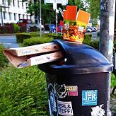 (Archivbild) Nach einem sonnigen Wochenende Mitte Mai 2022 sehen die Mülleimer vielerorts so aus.