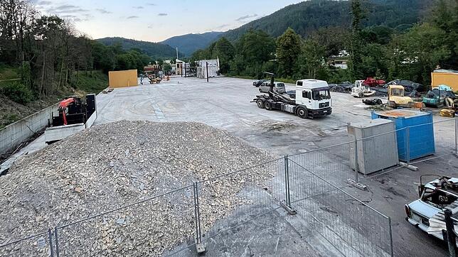 Vom Großbrand ist kaum noch etwas zu sehen: Beim Wiederaufbau der Firma Tschamber können die Bodenplatte und zwei Treppenhäuser erneut ...