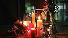 Eine Mitarbeiterin des Medizin Campus Bodensee (MCB) stellt eine Grabkerze an ein Foto der verstorbenen Oberärztin. Immer am ...