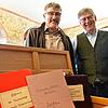 Bernd Woerner (links) und Stadtarchivar Walter Liehner mit der Bundeslade. Die Truhe enthält zahlreiche Zeugnisse über den Alltag der ...