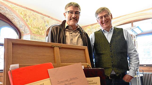 Bernd Woerner (links) und Stadtarchivar Walter Liehner mit der Bundeslade. Die Truhe enthält zahlreiche Zeugnisse über den Alltag der ...