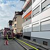 Die Feuerwehr muss am Donnerstag einen Balkonbrand in einem Mehrfamilienhaus in der Theodor-Hanloser-Straße löschen.