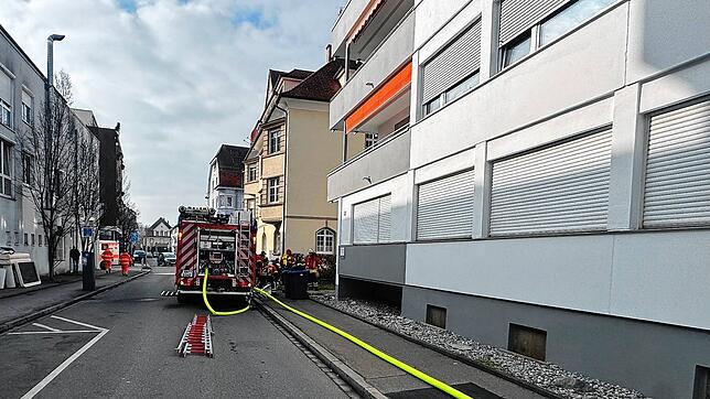 Die Feuerwehr muss am Donnerstag einen Balkonbrand in einem Mehrfamilienhaus in der Theodor-Hanloser-Straße löschen.