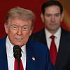 US-Präsident Donald Trump (l.) spricht im East Room des Weißen Hauses in Washington, nachdem das US-Militär drei iranische Nuklear- und ...