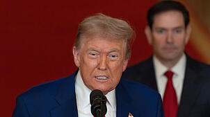 US-Präsident Donald Trump (l.) spricht im East Room des Weißen Hauses in Washington, nachdem das US-Militär drei iranische Nuklear- und ...