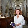 Birgit Rückert mit ihrem neuen Krimi &bdquo;Schatten über Salem&ldquo; im Salemer Münster, das auch im zweiten Band über den ...
