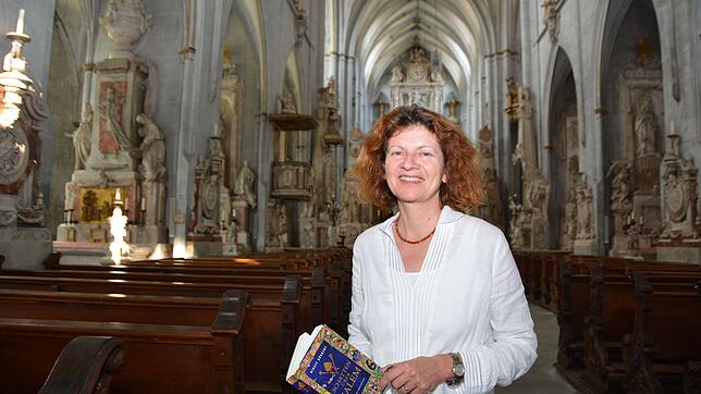 Birgit Rückert mit ihrem neuen Krimi &bdquo;Schatten über Salem&ldquo; im Salemer Münster, das auch im zweiten Band über den ...
