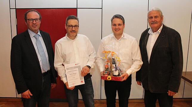 Für ingesamt 30 Jahre in der Bereitschaftsleitung des Ortsvereins Hüfingen wird Armin Hensler (zweiter von links) bei der ...