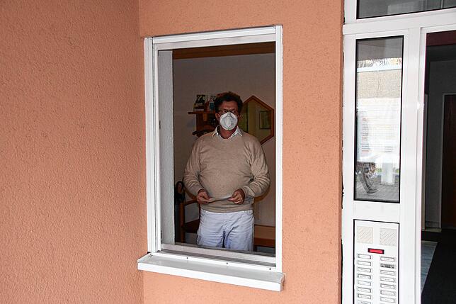 An diesem Fenster vor der Praxis erhalten die Verdachtsfälle oder die Menschen mit Symptomen Krankmeldungen, Medikamente oder andere ...
