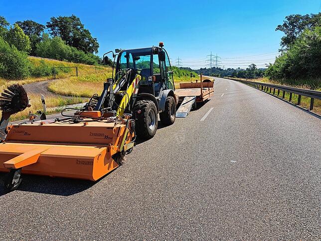 Bei den Arbeiten an der A98 sind verschiedene Fahrzeuge und Gerätschaften im Einsatz