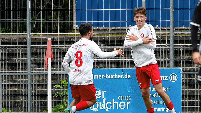 Alessio Seminara (rechts) freut sich über sein Tor zum 1:0 und jubelt mit dem späteren Türschützen zum 2:0, Faruk Erdem.
