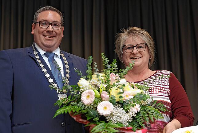 Inge Vogler erhält für ihr langjähriges Engagement im Ehrenamt die Ehrennadel des Landes Baden-Württemberg.