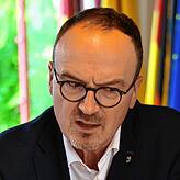 „Wir werden 2026 eine sehr tiefgreifende Haushaltsdebatte führen müssen“, sagt Oberbürgermeister Uli Burchardt im großen Sommerinterview.