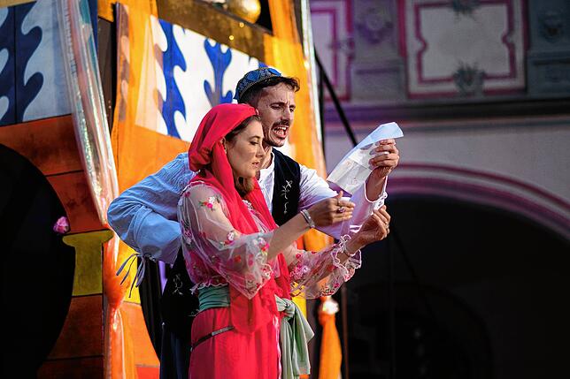 Die Soloarien der Fatime (Franziska Groß, links) gehören zu den Höhepunkten des Abends. Rechts Ljuban Živanovi? als Abu Hassan.