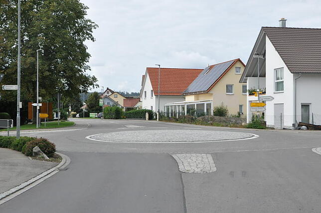 Der Kreisverkehr in Bermatingen-Ahausen.